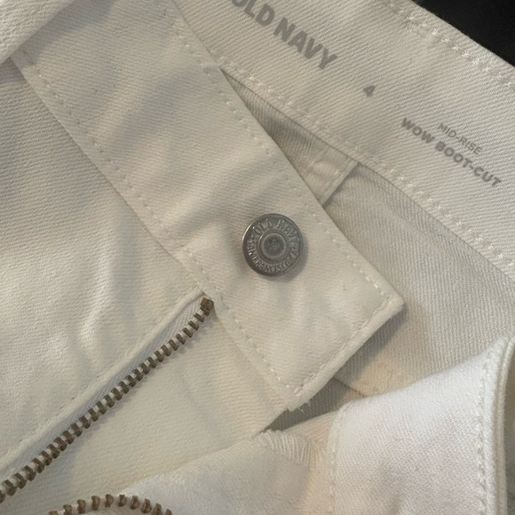 White Denim Jeans Old Navy Womens 4 Mid-Rise Wow Boot Cut NWT - Picture 2 of 2